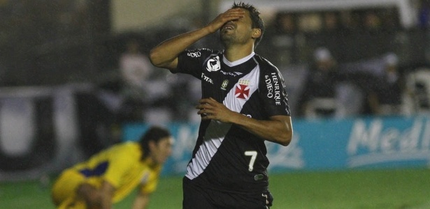 O atacante Eder Luis lamenta uma chance desperdiçada durante a temporada de 2012 - Ricardo Cassiano/ UOL