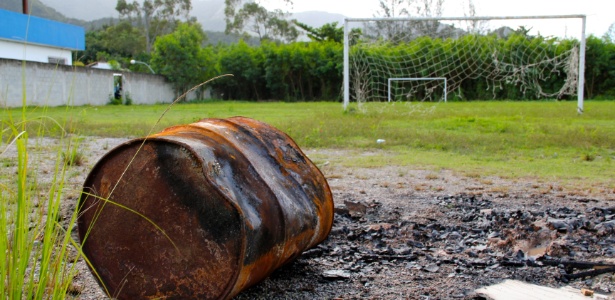 Entulho se acumula em terreno em que CBF pretende construir CT da seleção para Copa de 2014