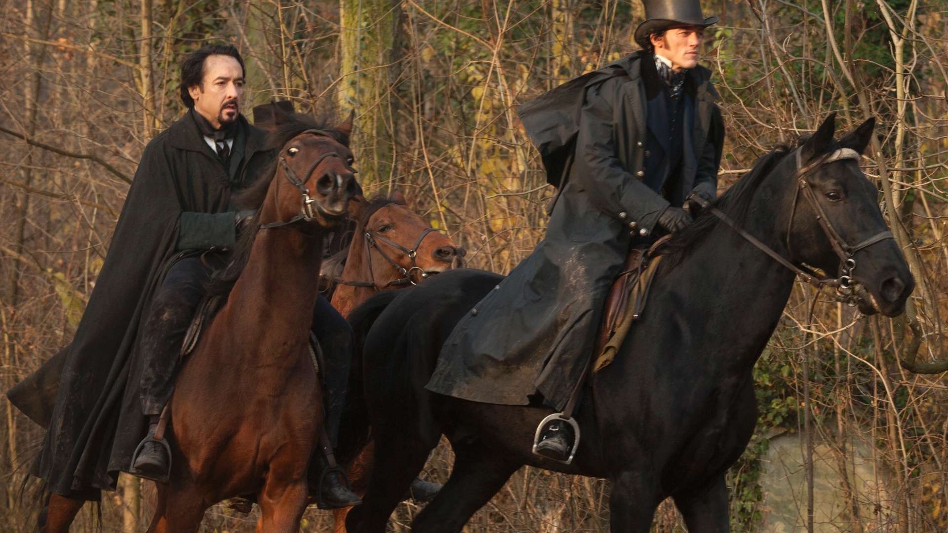 John Cusack e Luke Evans em cena de "O Corvo", de James McTeigue - Divulgação