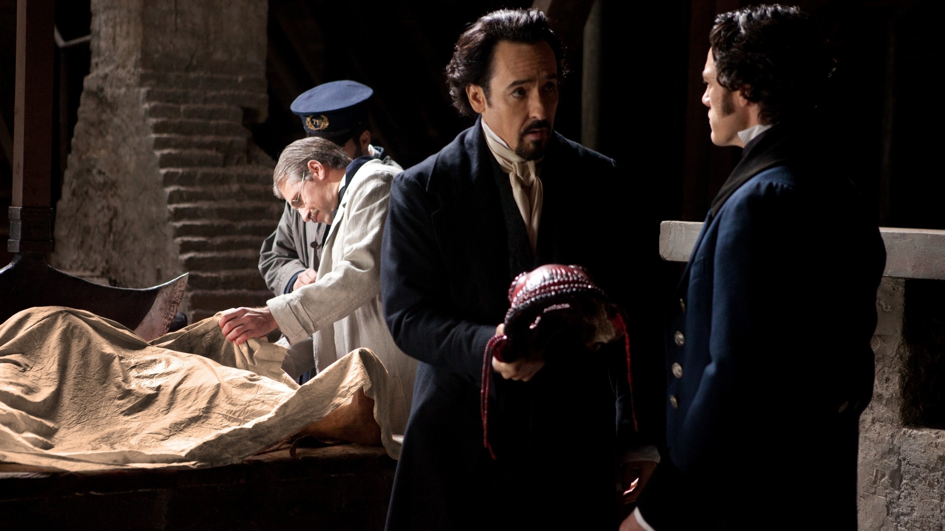 John Cusack e Luke Evans em cena de "O Corvo", de James McTeigue - Divulgação