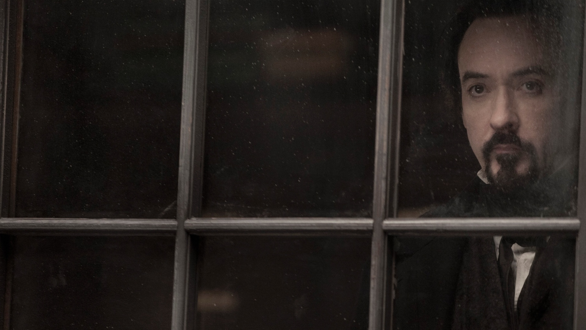 John Cusack em cena de "O Corvo", de James McTeigue - Divulgação