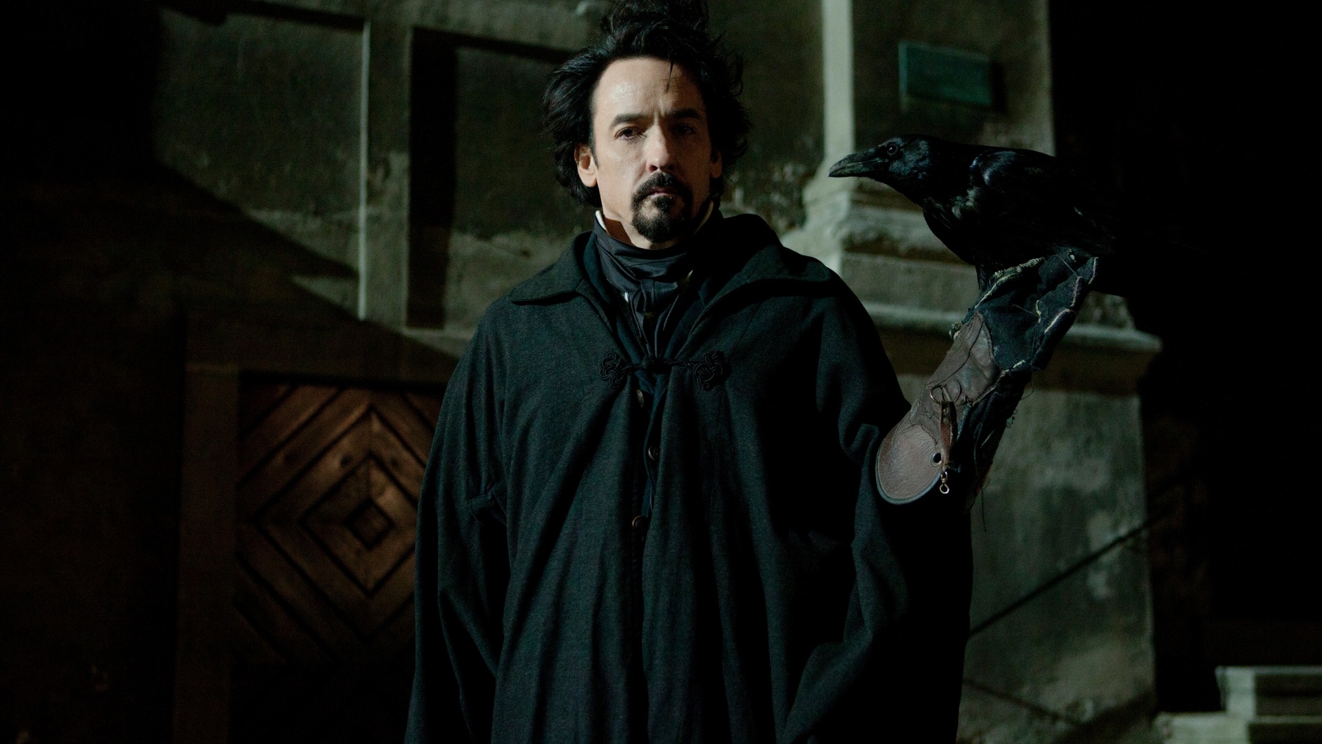 John Cusack em cena de "O Corvo", de James McTeigue - Divulgação