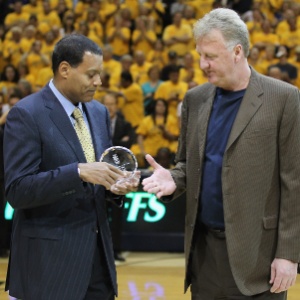 Presidente até agosto, Larry Bird recebeu o prêmio de melhor gerente-geral da temporada pelos Pacers - Jonathan Daniel/Getty Images/AFP