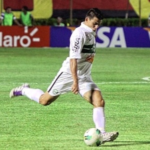 Lateral-direito Ayrton fez sua estreia no Coritiba, diante do Vitória, e agradou o técnico  - Divulgação/Coritiba