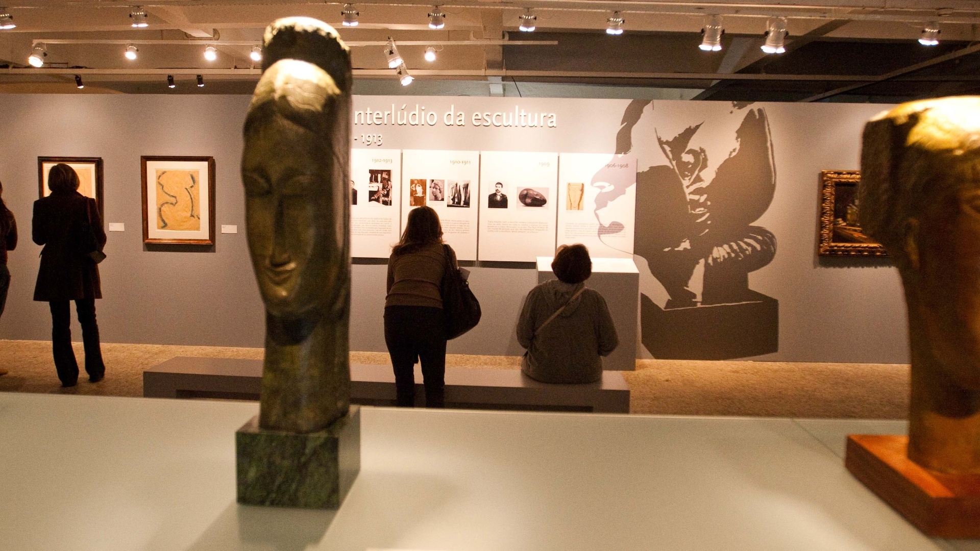 "Modigliani: Imagens de Uma Vida" reúne não só pinturas, mas também ítens de sua vida pessoal e 22 obras produzidas pela mulher e pelos amigos do artista - Danilo Verpa/Folhapress