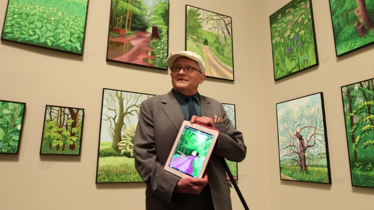 O pintor britânico David Hockney, 74, consagrado pelos seus quadros de paisagens, expõe algumas de suas obras criadas com um iPad - Alfredo Aldai/EFE - Alfredo Aldai/EFE