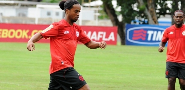 Ronaldinho Gaúcho chegou atrasado ao CT, mas participou normalmente da atividade - André Portugal/ VIPCOMM