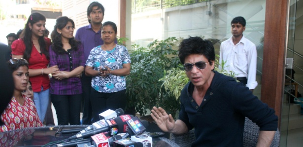 Shah Rukh Khan fala com a imprensa após episódio de briga em estádio de Mumbai (17/5/12)