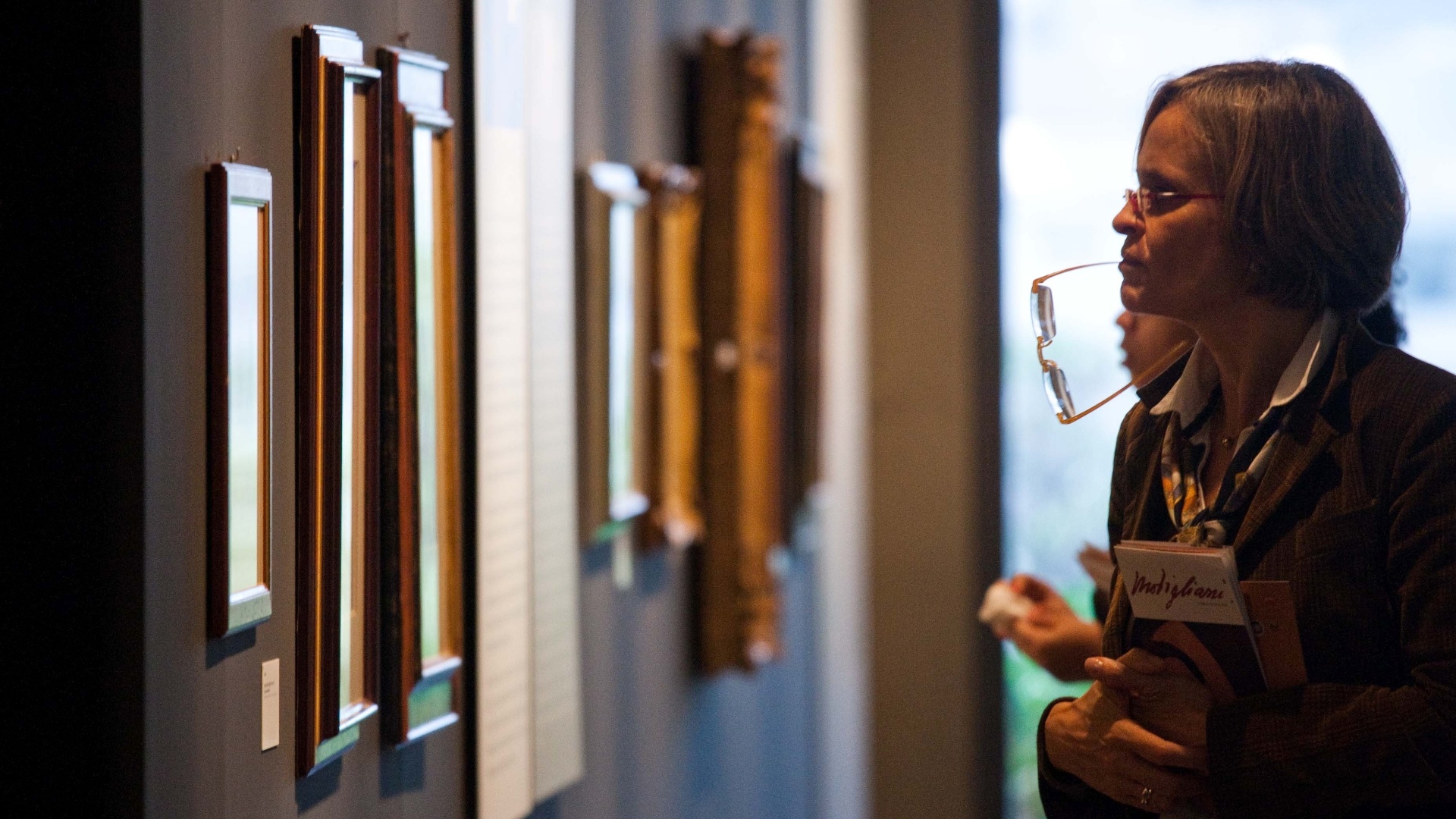 Visitante observa pintura do italiano Modigliani em mostra no Masp, em São Paulo - Danilo Verpa/Folhapress