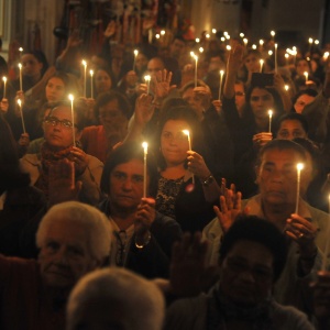 Grupo de católicos faz procissão em Paraty (RJ); de acordo com IBGE, o percentual de católicos no Brasil passou de 73,6% em 2000 para 64,6% em 2010 - André Lobo/UOL