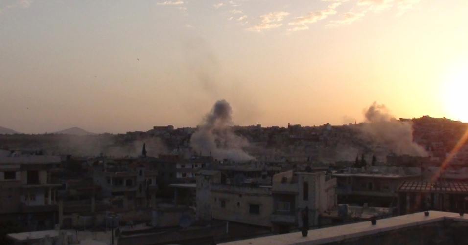 18.mai.2012 - Fumaça de bombardeio, que, segundo ativistas, foi provocado pelas forças armadas do governo, é vista no céu de Rasten, perto de Homs, na Síria