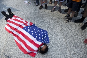 Integrante do Occupy Wall Street protesta contra a Cúpula da Otan em Chicago (EUA), no último dia 18