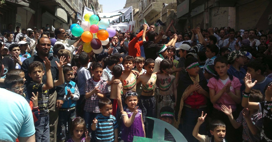 18.mai.2012 - Manifestantes protestam contra o presidente sírio Bashar al-Assad após as tradicionais orações de sexta-feira em Yabroud, perto de Damasco, na Síria