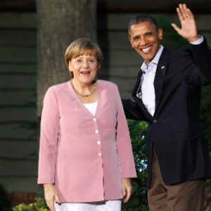O presidente dos EUA, Barack Obama, recebe a chanceler da Alemanha, Angela Merkel, durante sua chegada à Cúpula do G8, em Camp David, Maryland (EUA), na sexta-feira (18) - Larry Downing/Reuters 