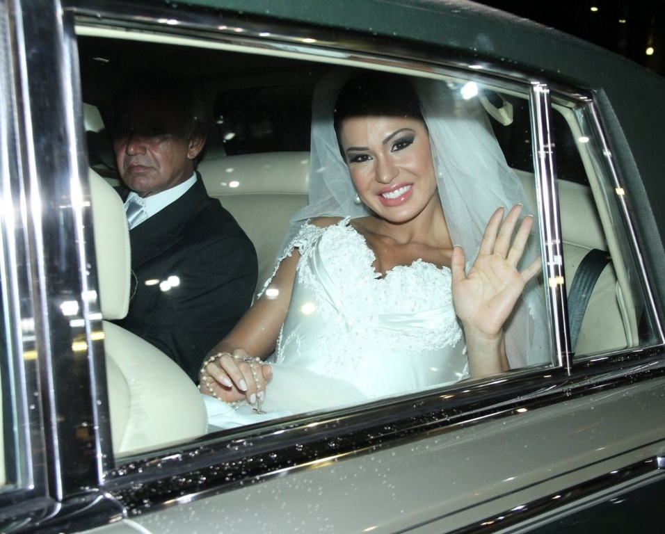 A dançarina Gracyanne Barbosa chega a Igreja da Candelária em um modelo Rolls Royce (18/5/2012). Gracyanne se casa com o cantor Belo nesta sexta na cerimônia religiosa, o casal já é casado no civil desde junho de 2011