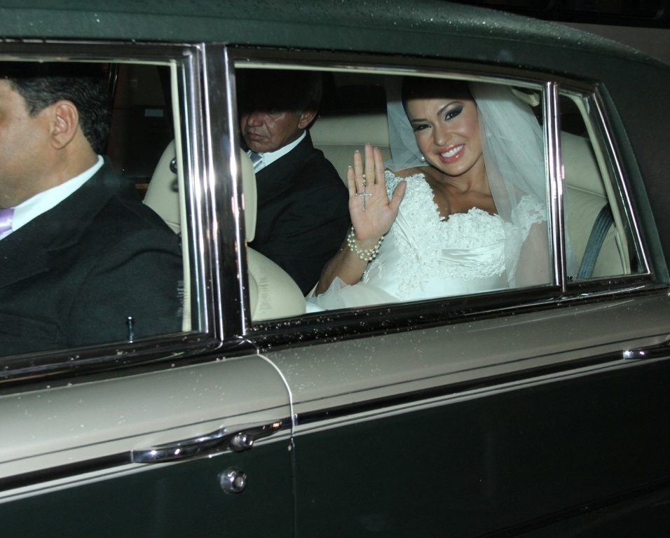 A dançarina Gracyanne Barbosa chega a Igreja da Candelária em um modelo Rolls Royce (18/5/2012). Gracyanne se casa com o cantor Belo nesta sexta na cerimônia religiosa, o casal já é casado no civil desde junho de 2011