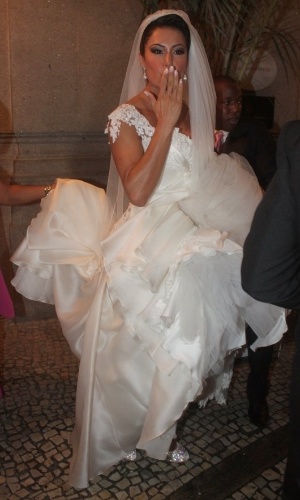 A dançarina Gracyanne Barbosa deixa o hotel Copacabana Palace, onde passou seu dia de noiva e se dirige a Igreja da Candelária, onde casará com Belo (18/5/2012)