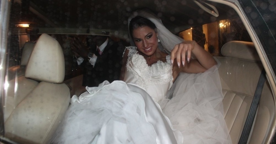 A dançarina Gracyanne Barbosa deixa o hotel Copacabana Palace, onde passou seu dia de noiva e se dirige a Igreja da Candelária, onde casará com Belo (18/5/2012)