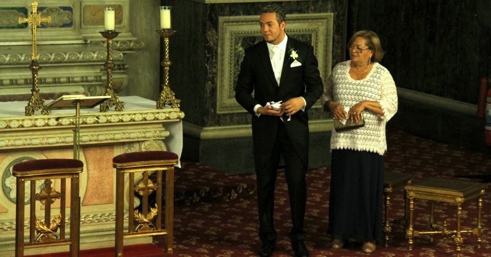 Acompanhado da mãe, Dona Teresinha, Belo aguarda a chegada da noiva Gracyanne Barbosa ao altar (18/5/2012). É o segundo casamento do músico, que já foi casado com a modelo Viviane Araújo 