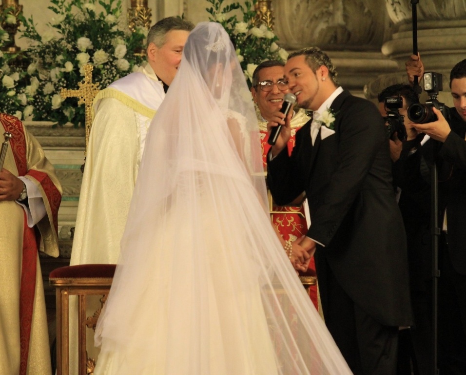 Belo e Gracyanne oficializam a relação em um evento religioso depois de cinco anos de namoro e um de casamento no civil