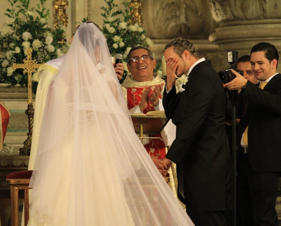 Belo e Gracyanne oficializam a relação em um evento religioso depois de cinco anos de namoro e um de casamento no civil