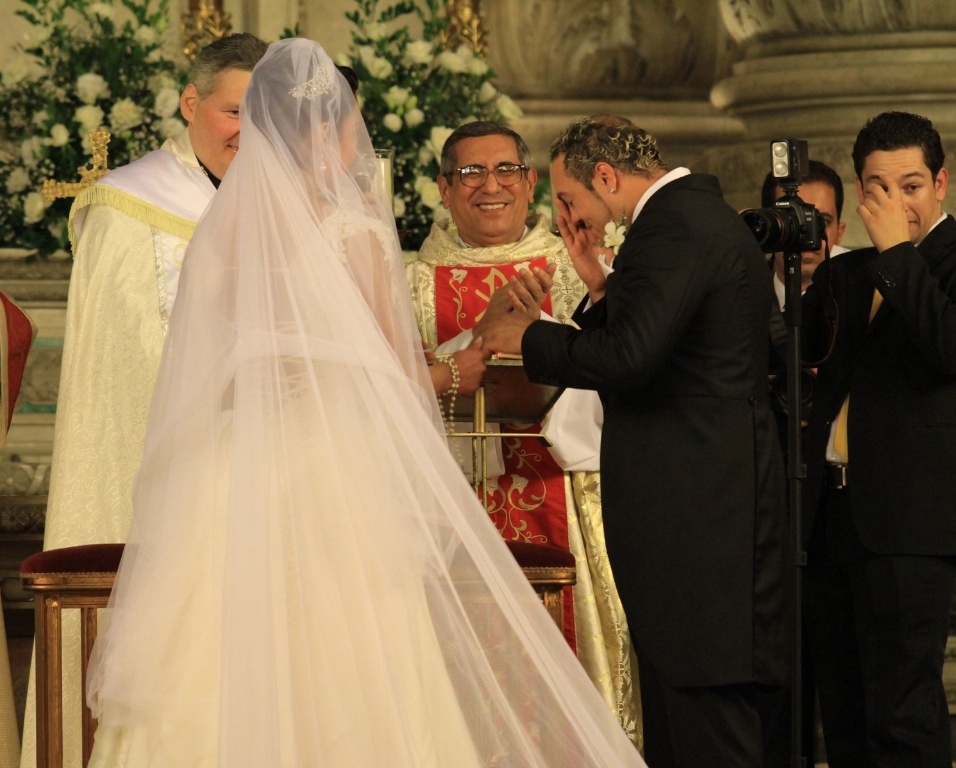 Belo se emociona e chora durante o casamento com a dançarina Gracyanne Barbosa