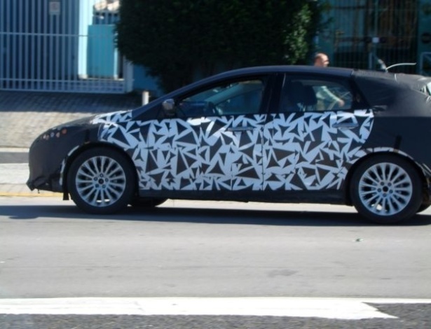 Camuflado, Ford Focus de terceira geração é avistado em Caraguatatuba, no litoral paulista - Edilberto Alves/UOL