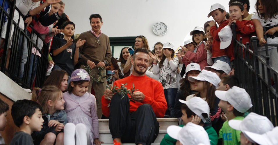 David Beckham visitou escola em Atenas, na Grécia, Jogador inglês irá conduzir o fogo olímpico dos Jogos de Londres