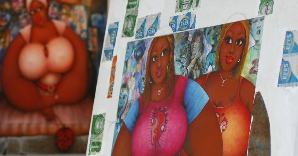 "Eu queria lutar por essas mulheres que foram criticadas e até feitas prisioneiras da ideia de que não eram bonitas", disse o pintor Augustin Kassi (maio/12) - BBC