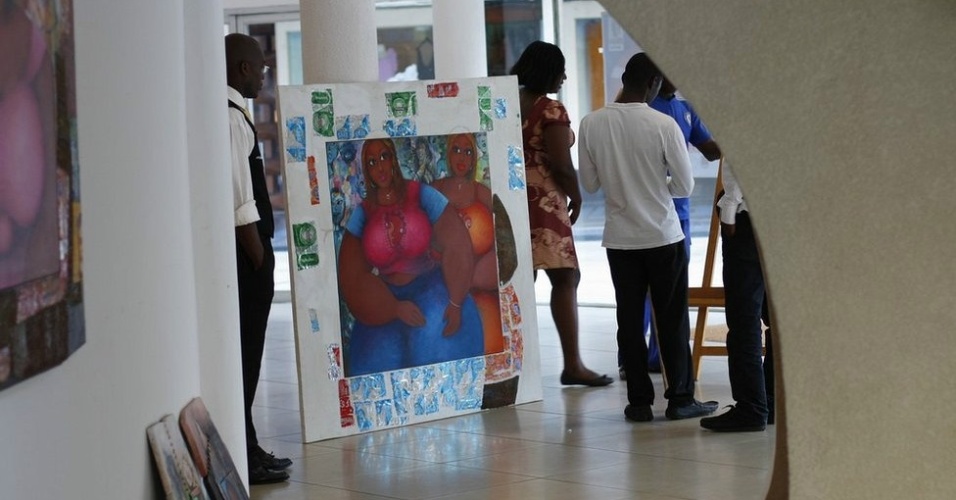 Exposição em Abidjan, na Costa do Marfim, celebra as formas voluptuosas de mulheres africanas (maio/12) - BBC