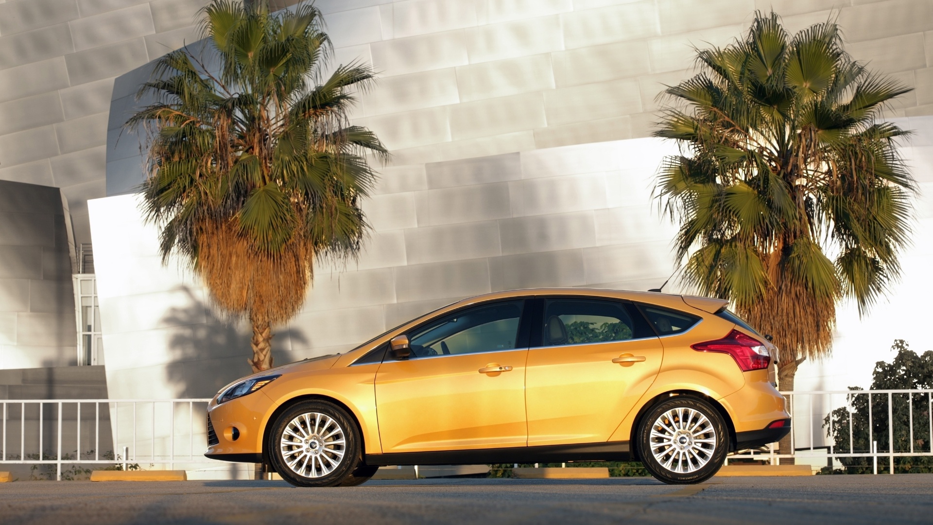 Faróis e lanternas se espicham pela lateral do carro, enquanto área envidraçada aparece afilada - Divulgação