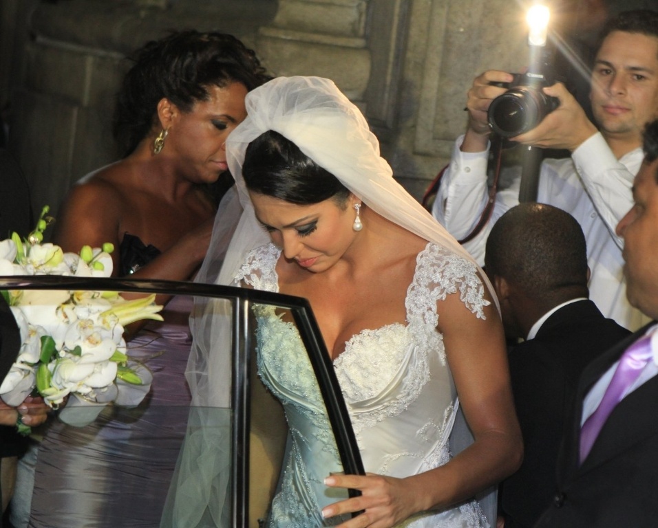 Gracyanne Barbosa acena para dezenas de fãs que aguardam seu casamento com o cantor Belo, que acontece na Igreja da Candelária nesta sexta (18/5/2012)