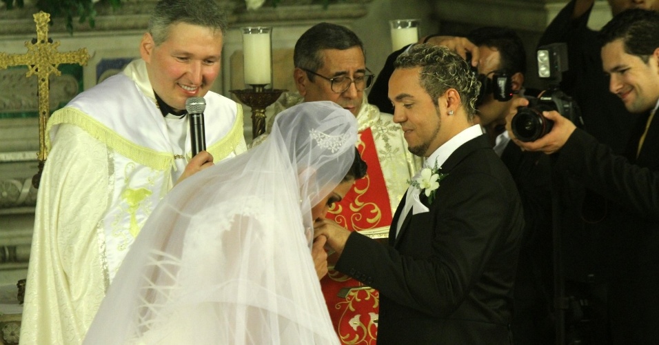 Gracyanne beija a mão de Belo durante a troca de alianças, o casal já está casado no civil desde junho de 2011
