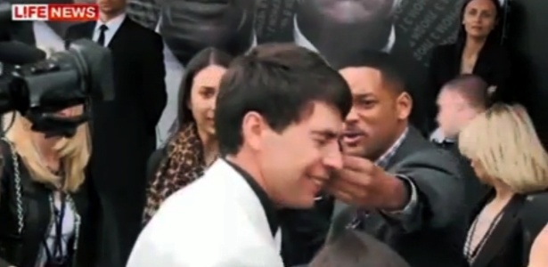 Imagem do programa "Life News" mostra o momento em que o ator deu o tapa no repórter