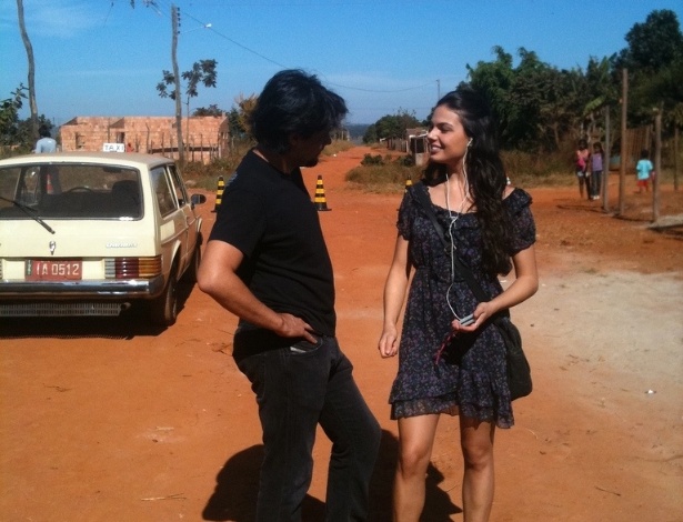 Isis Valverde e o diretor René Sampaio conversam no set de filmagem de "Faroeste Caboclo" - Divulgação