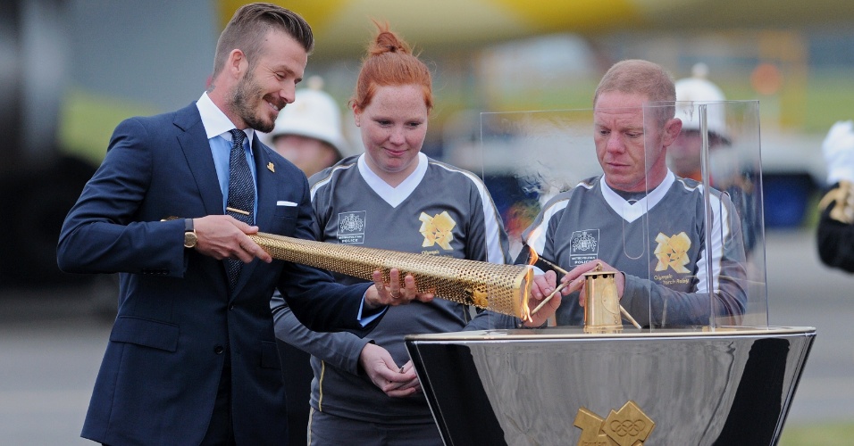 Já em solo britânico, Beckham ilumina uma das piras com o fogo olímpico