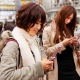 Jovens asiáticas digitam no telefone celular - Thinkstock