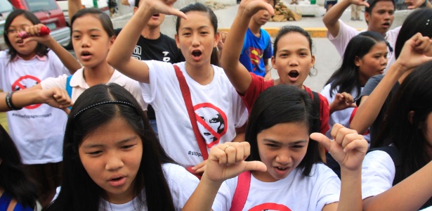 Jovens de grupo religioso protesta contra apresentação de Lady Gaga nas Filipinas (18/5/12) - AP Photo/Bullit Marquez