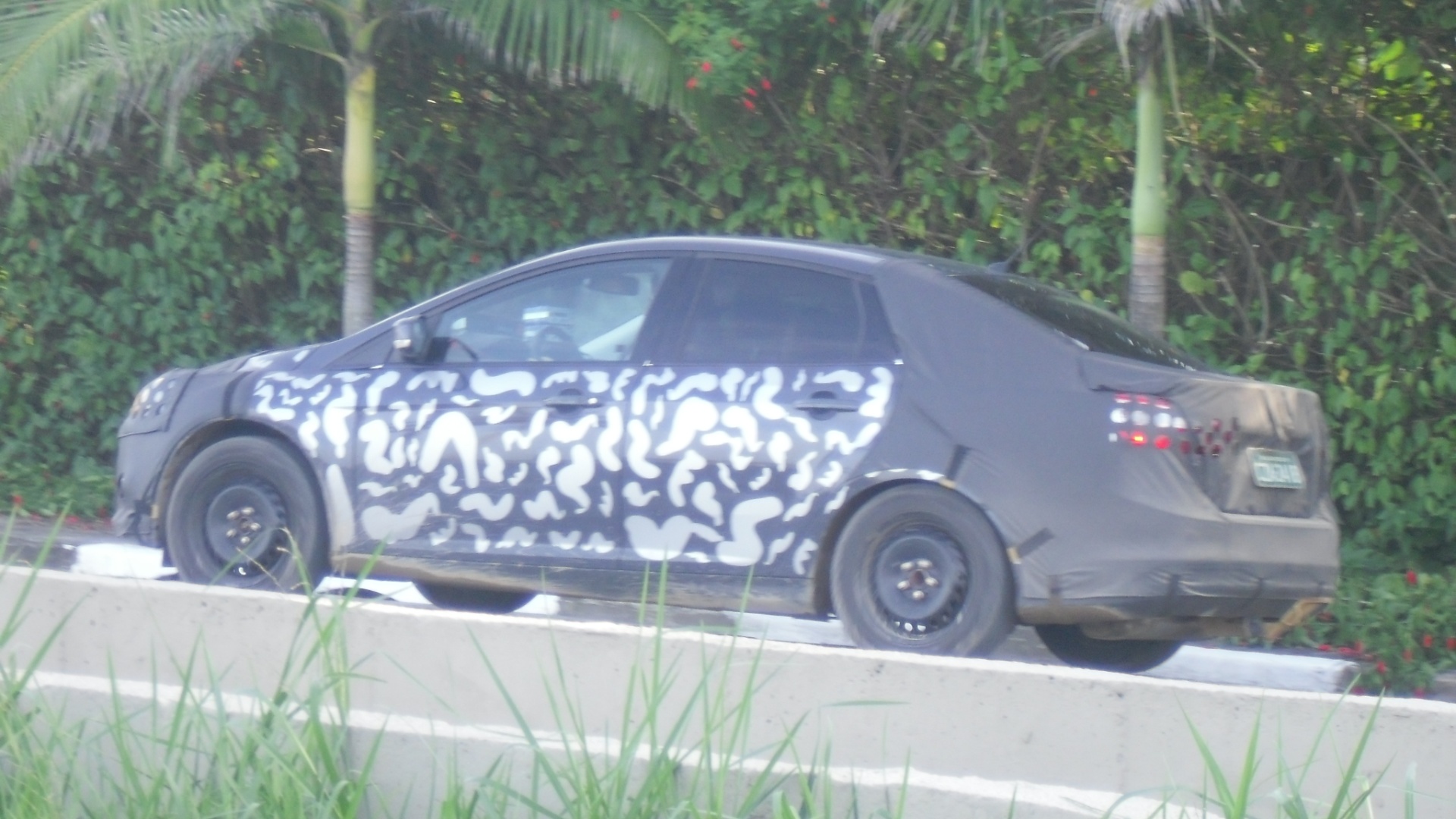 Mesmo com disfarce é possível notar que Focus de três volumes ganhou porte e tem estilo mais arrojado que o da atual geração - Wellington França dos Santos/UOL