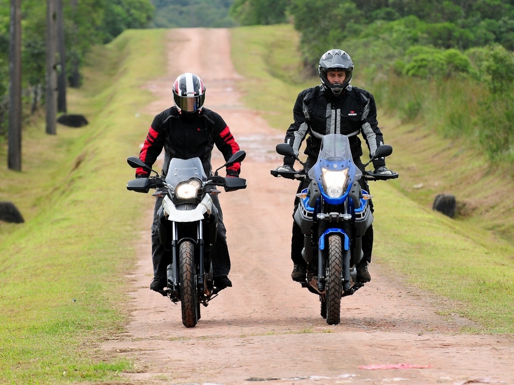 Na terra, a vantagem vai para a Ténéré e sua roda de 21 polegadas e suspensões de longo curso - Doni Castilho/Infomoto