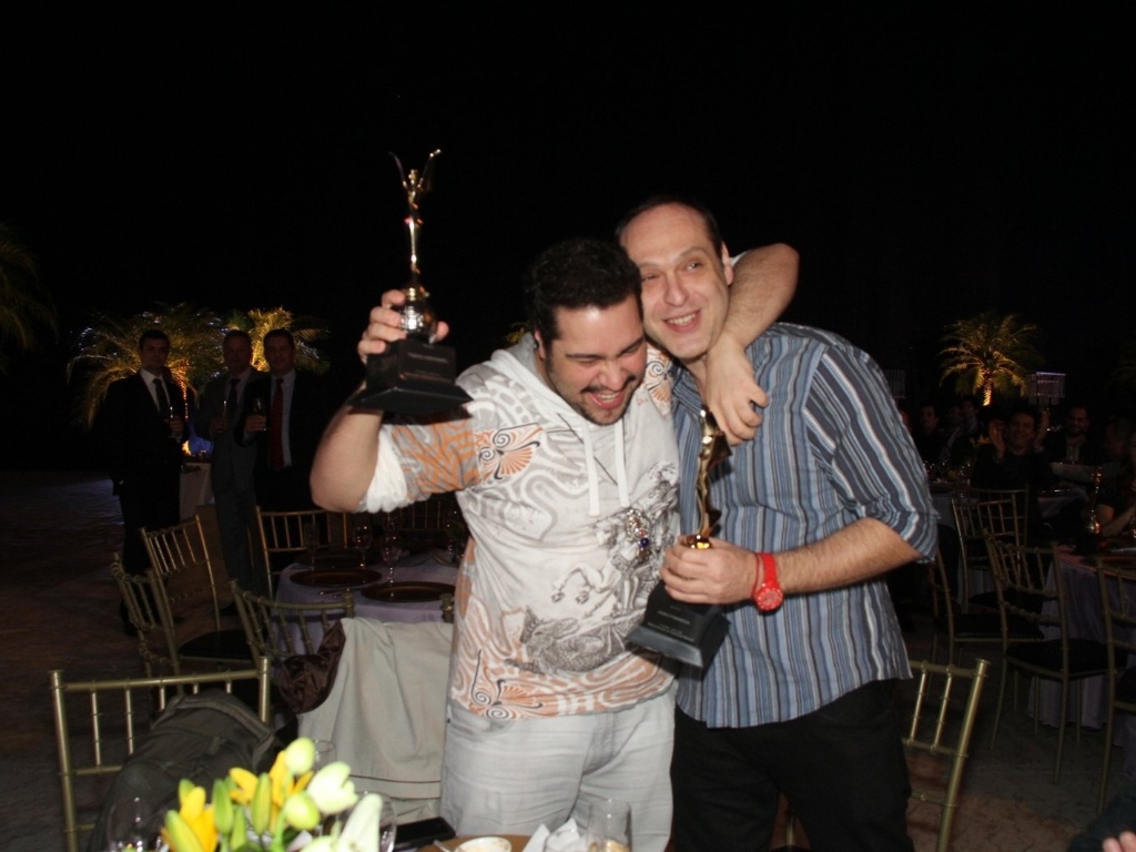 Neto de Silvio Santos, Thiago Abravanel (esq.), comemora ao lado de amigo, os dois prêmios Arte Qualidade Brasil 2012 que ganhou pelo espetáculo "Tim Maia: Vale Tudo", em evento no Rio de Janeiro. O prêmio homenageia os grandes destaques do teatro e da televisão brasileira (16/5/12) - Thyago Andrade/Photo Rio News