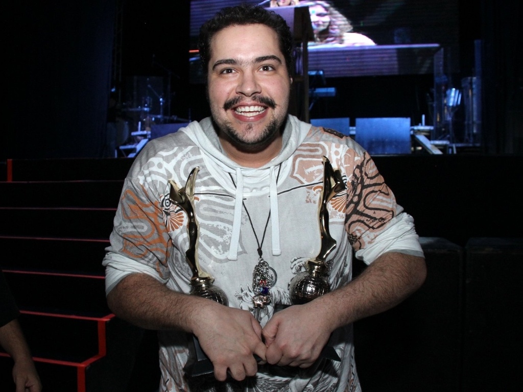 Neto de Silvio Santos, Thiago Abravanel, ganhou dois prêmios Arte Qualidade Brasil 2012, pelo espetáculo "Tim Maia: Vale Tudo", em evento no Rio de Janeiro. O prêmio homenageia os grandes destaques do teatro e da televisão brasileira (16/5/12) - Thyago Andrade/Photo Rio News