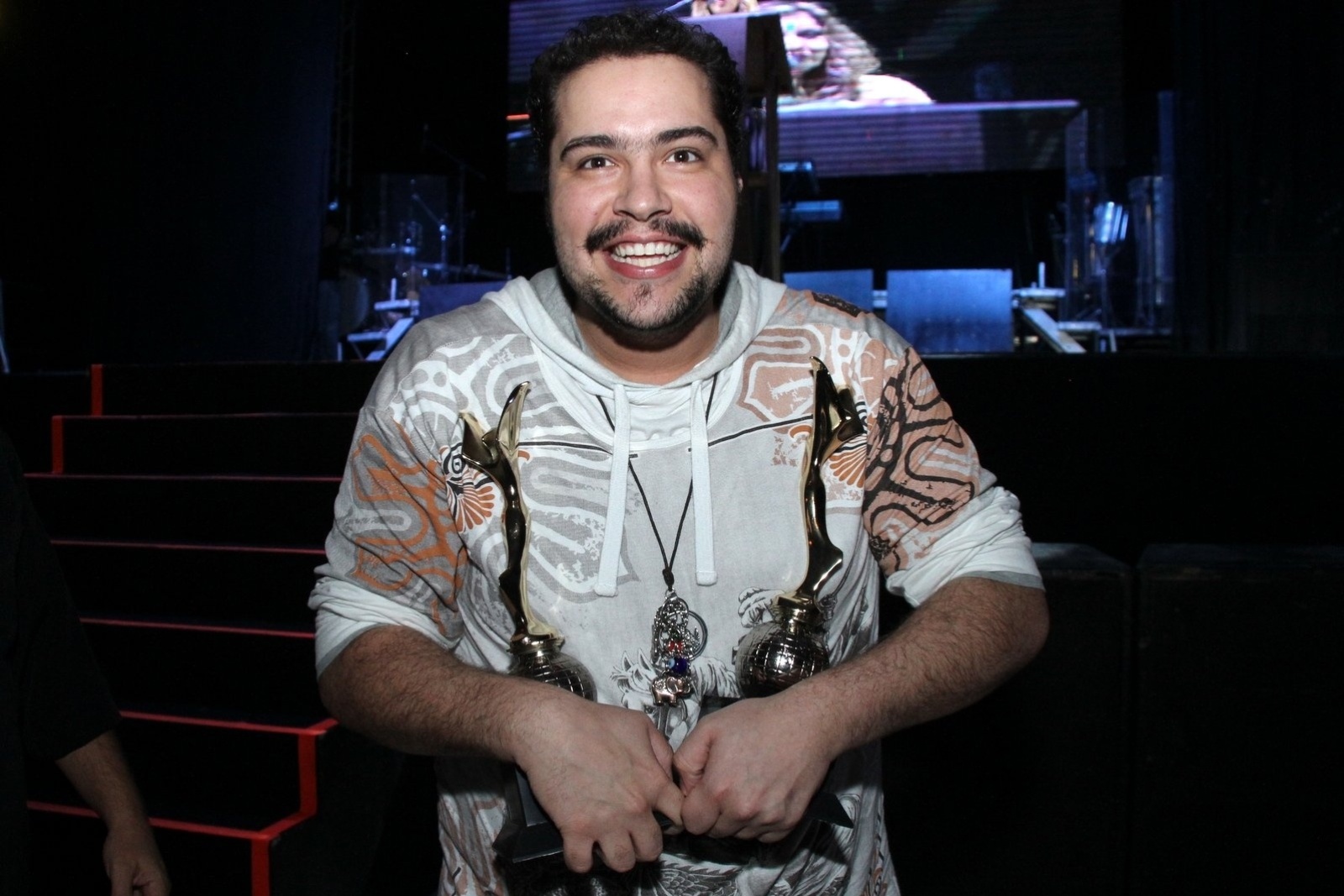 Neto de Silvio Santos, Thiago Abravanel, ganhou dois prêmios Arte Qualidade Brasil 2012, pelo espetáculo "Tim Maia: Vale Tudo", em evento no Rio de Janeiro. O prêmio homenageia os grandes destaques do teatro e da televisão brasileira (16/5/12) - Thyago Andrade/Photo Rio News