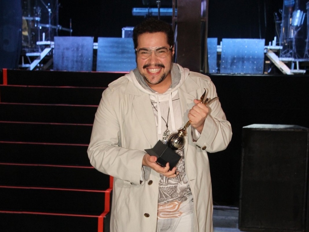 Neto de Silvio Santos, Thiago Abravanel, ganhou dois prêmios Arte Qualidade Brasil 2012, pelo espetáculo "Tim Maia: Vale Tudo", em evento no Rio de Janeiro. O prêmio homenageia os grandes destaques do teatro e da televisão brasileira (16/5/12) - Thyago Andrade/Photo Rio News