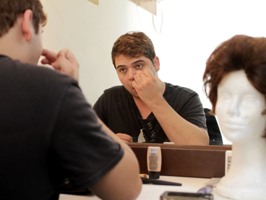 No camarim do Teatro AMF Unimed, em Niterói, no Rio, Gustavo Mendes se prepara para o último dia do espetáculo "Mais que Dilmais" (17/5/12) - Hélio Motta/UOL