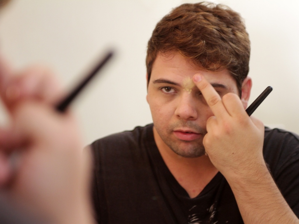 No camarim do Teatro AMF Unimed, em Niterói, no Rio, Gustavo Mendes se prepara para o último dia do espetáculo "Mais que Dilmais" (17/5/12) - Hélio Motta/UOL