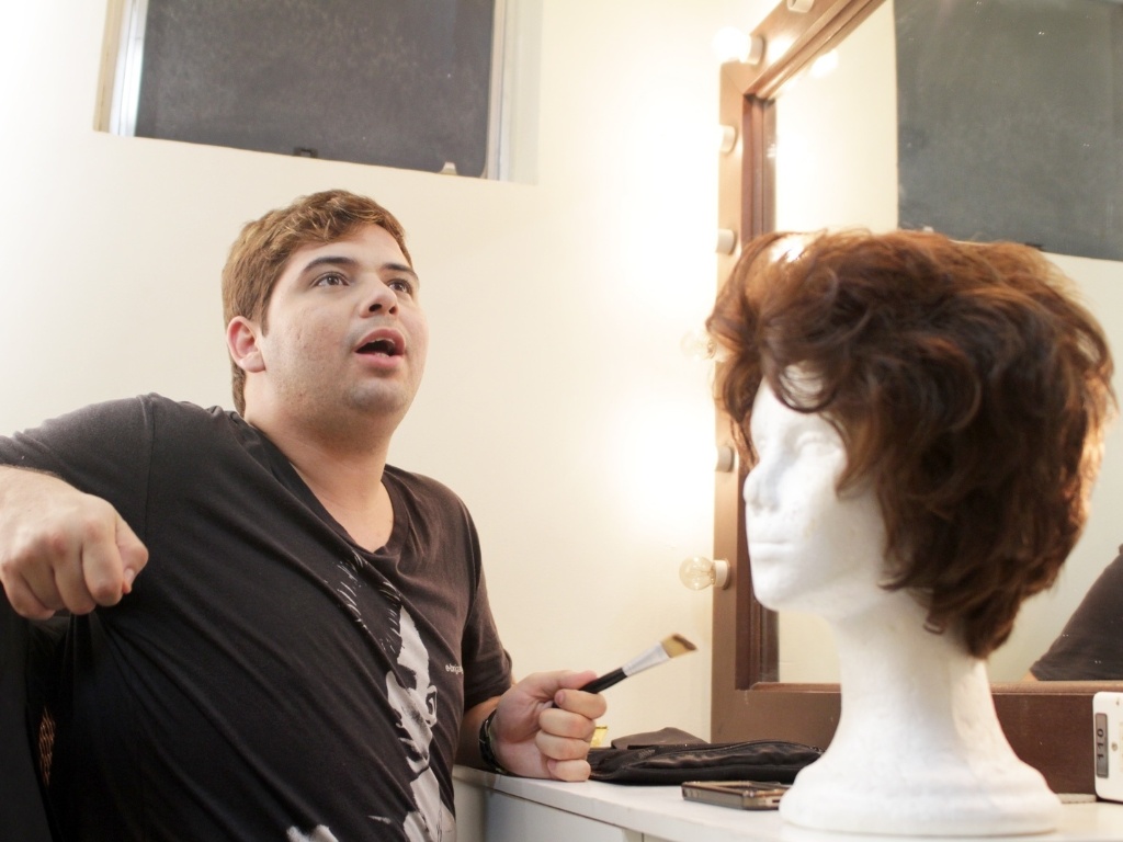 No camarim do Teatro AMF Unimed, em Niterói, no Rio, Gustavo Mendes se prepara para o último dia do espetáculo "Mais que Dilmais" (17/5/12) - Hélio Motta/UOL