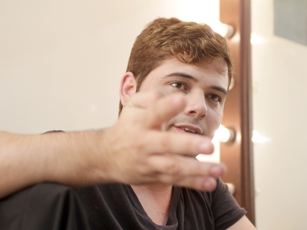 No camarim do Teatro AMF Unimed, em Niterói, no Rio, Gustavo Mendes se prepara para o último dia do espetáculo "Mais que Dilmais" (17/5/12) - Hélio Motta/UOL