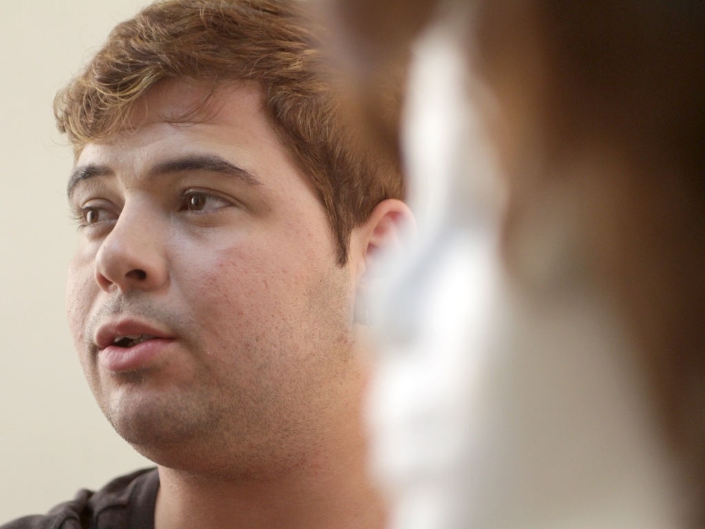 No camarim do Teatro AMF Unimed, em Niterói, no Rio, Gustavo Mendes se prepara para o último dia do espetáculo "Mais que Dilmais" (17/5/12) - Hélio Motta/UOL