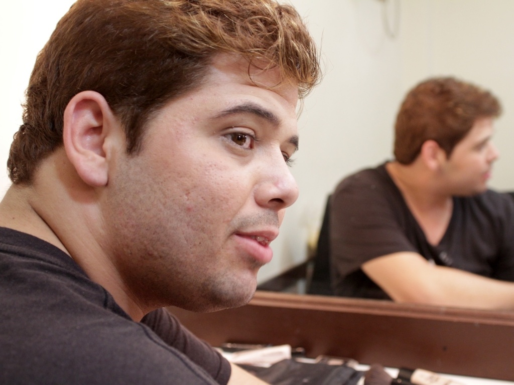 No camarim do Teatro AMF Unimed, em Niterói, no Rio, Gustavo Mendes se prepara para o último dia do espetáculo "Mais que Dilmais" (17/5/12) - Hélio Motta/UOL